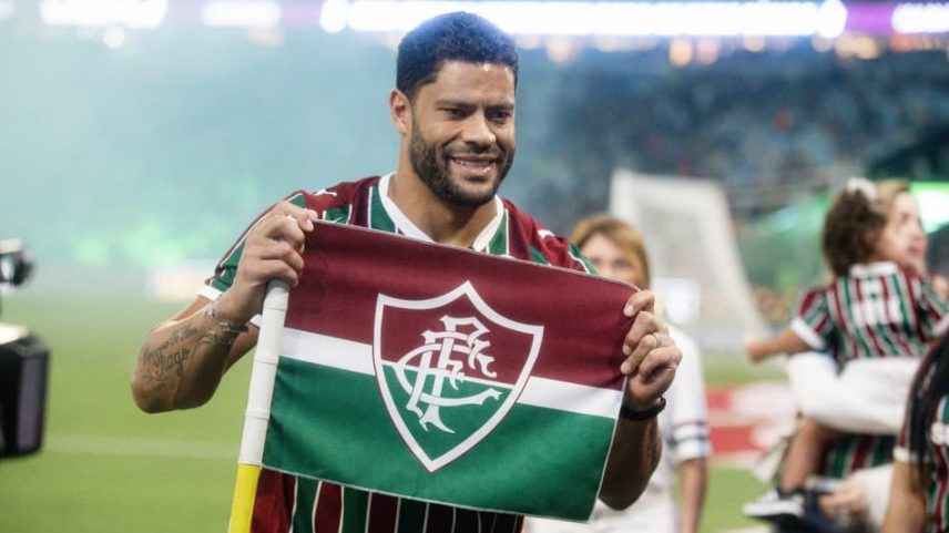Hulk posa com bandeirinha do Fluminense em apresentação no Maracanã (Foto: Leonardo Brasil / Fluminense FC)