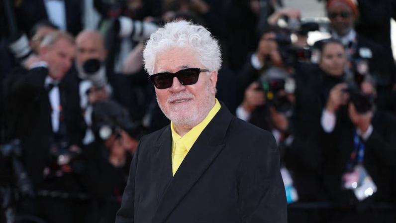 O diretor Pedro Almodovar chega para exibição de seu filme 'Natal Amargo' no Festival de Cannes