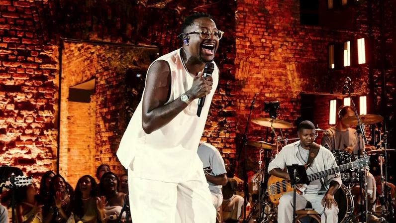 Mumuzinho lança “Simples Assim” de surpresa e transforma pôr do sol no Rio em roda de pagode audiovisual