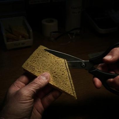 Entenda por que cortar o canto das esponjas de cozinha antes de usar