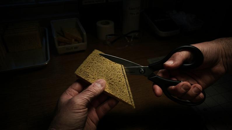 Entenda por que cortar o canto das esponjas de cozinha antes de usar