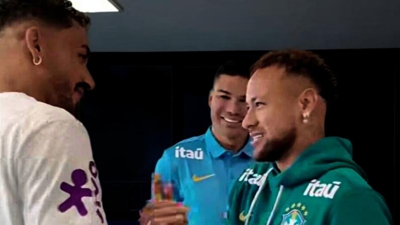 Neymar ao lado de Danilo e Casemiro na apresentação da seleção