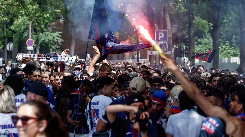 Torcedores do PSG seguram bandeiras e sinalizadores antes da final Champions