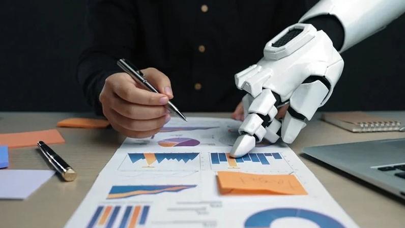 Profissionais treinam sistemas de IA para tornar respostas mais precisas, seguras e alinhadas ao uso real (Taris Tonsa/Shutterstock)