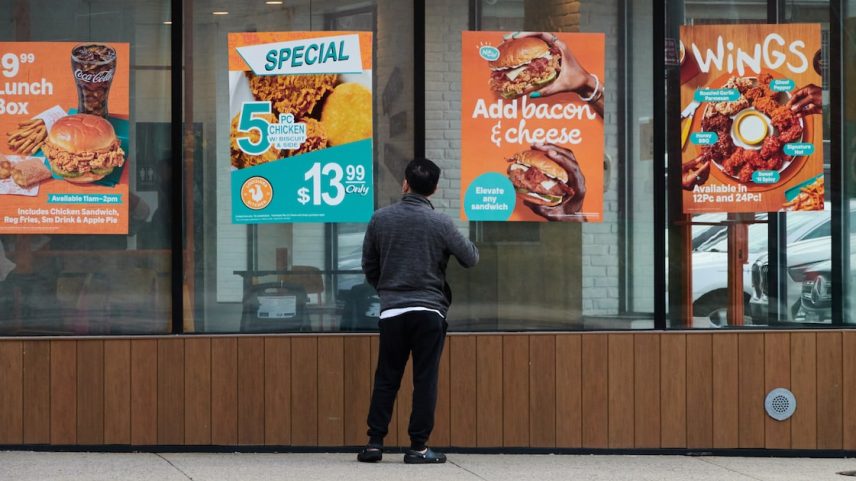 Unidade do Popeyes em Nova York: satisfação dos clientes melhorou no terço dos restaurantes Popeyes na América do Norte que já receberam os tamanhos mais padronizados. (Foto: Bing Guan/Bloomberg)