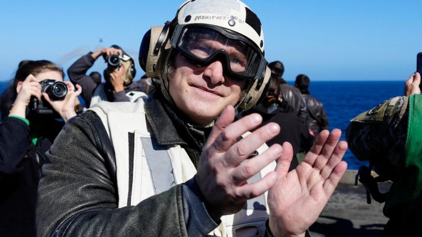 Milei no convés do porta-aviões USS Nimitz, em exercícios navais em águas argentinas perto da cidade de Mar del Plata, na quinta-feira, 30