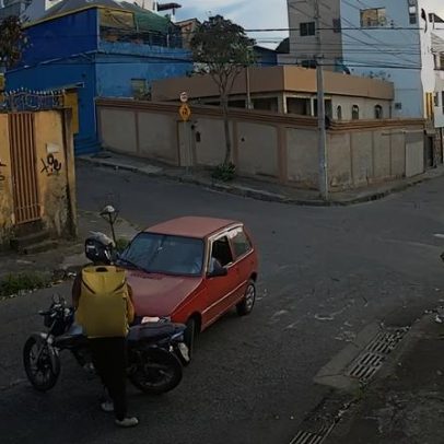 Motorista é agredido em briga de trânsito, bate carro em poste e morre em BH