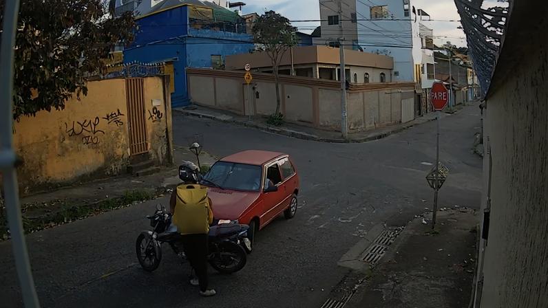 Imagens de câmeras de segurança registraram o início da confusão