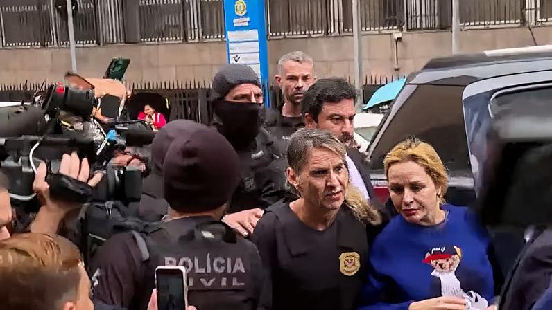 Influenciadora Deolane Bezerra chega à sede da Polícia Civil em São Paulo, presa por suspeita de ligações com PCC. Foto: Rerprodução/TV Globo