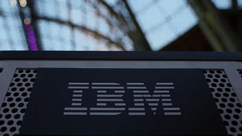 Logotipo da IBM durante a Cúpula Internacional Adopt AI no Grand Palais em Paris, França, em 26 de novembro de 2025