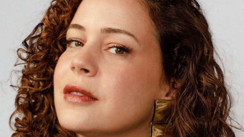 Leandra Leal posa com o bebê na cachoeira e se declara