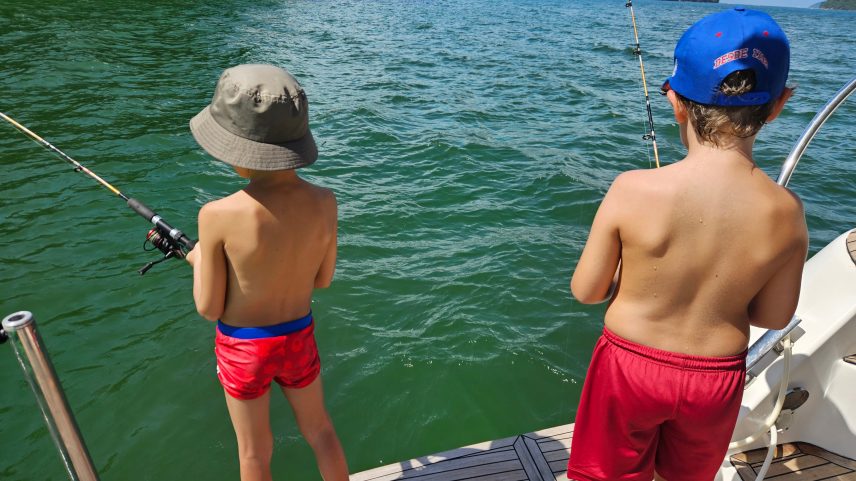 Crianças pescando no mar em Paraty, RJ
