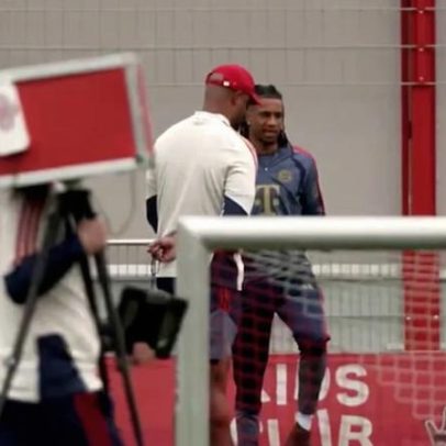 Kompany e Olise conversam durante treino do Bayern antes do PSG