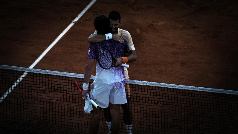 Djokovic abraça João Fonseca após ser derrotado em Roland Garros.