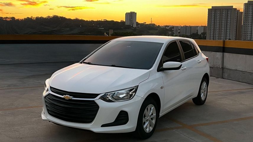 Chevrolet Onix 2026 estacionado em garagem de prédio