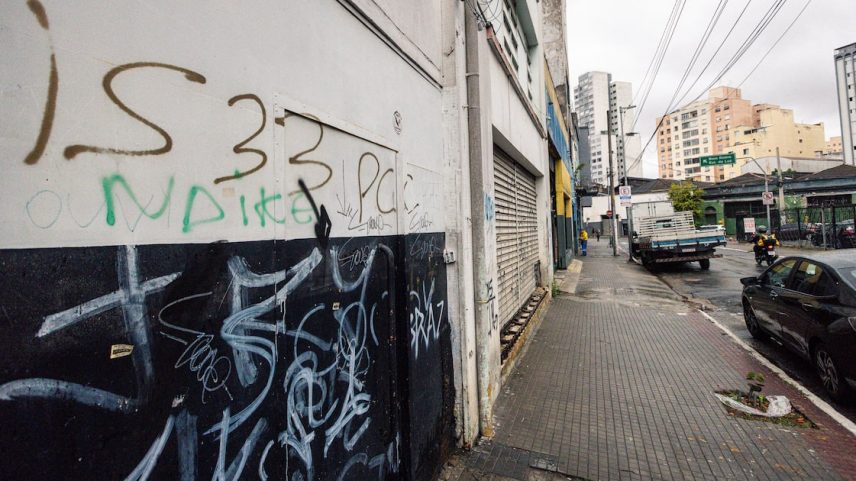 Nos 20 anos desde os ataques de maio de 2006, organização criminosa se tornou um dos mais importantes atores do tráfico internacional de cocaína. Crédito: Edição: Júlia Pereira