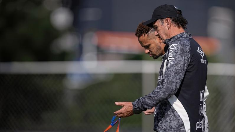 Neymar conversa com o técnico Cuca durante treino do Santos nesta terça-feira (12)