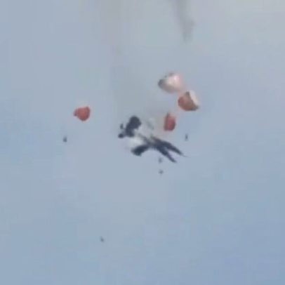 Caças da Marinha dos EUA colidem no ar durante show aéreo