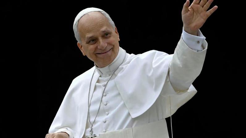 Leão XIV acena para os fiéis na Praça São Pedro, no Vaticano.