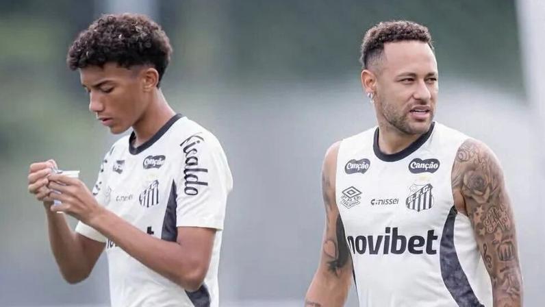 Robinho Júnior e Neymar. Capitão do Santos não suportou ser driblado no treino e deu um pontapé no garoto