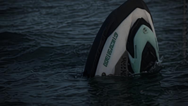 Jet ski foi localizado parcialmente submerso