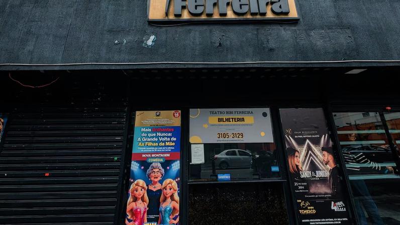 Detalhe da fachada do teatro Bibi Ferreira, na região central de São Paulo; casa conseguiu perdão de dívidas de IPTU