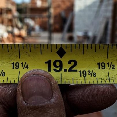 Losangos pretos em fitas métricas explicam seu significado e função