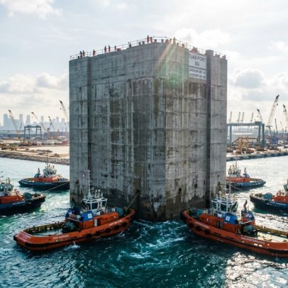 Singapura ergue muralha submarina com 227 blocos para megaporto mundial