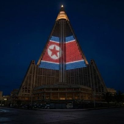 Edifício com aparência de pirâmide, dezenas de andares, vira cartão-postal urbano