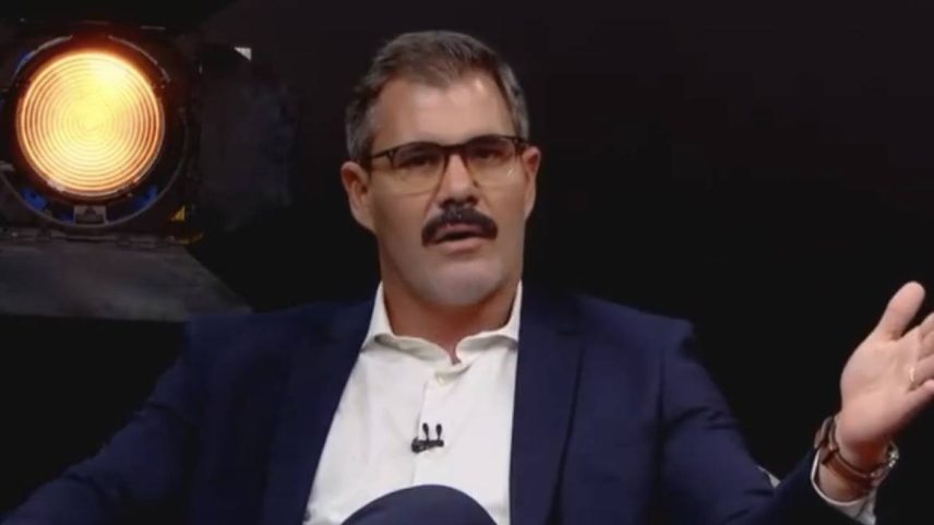 O ator Juliano Cazarré em debate na Globo News