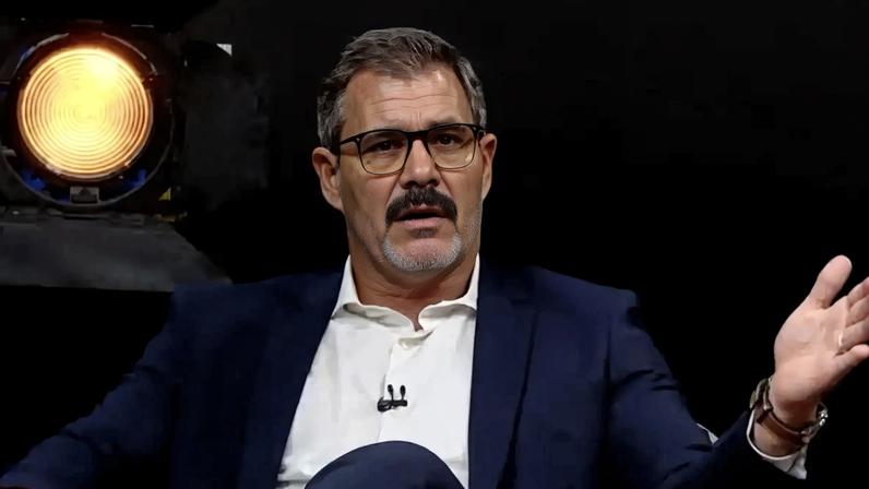 O ator Juliano Cazarré em debate na Globo News