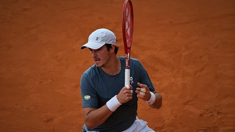 João Fonseca na vitória na estreia em Monte Carlo (Foto: Reprodução)
