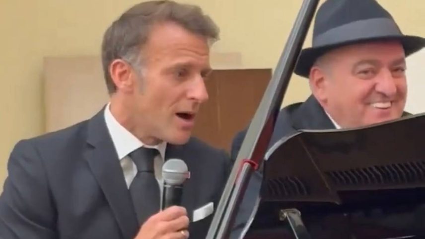 O presidente francês, Emmanuel Macron, cantando 'La Bohème', de Charles Aznavour, em jantar oficial na Armênia.