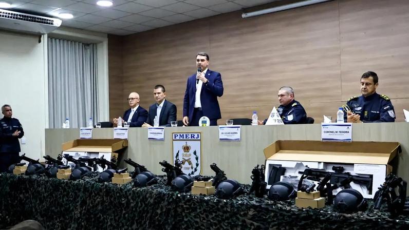 Flávio Bolsonaro durante entrega de fuzis para a PM do Rio