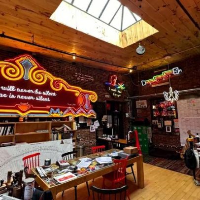Nova residência ajuda artistas indígenas a criar arte em néon