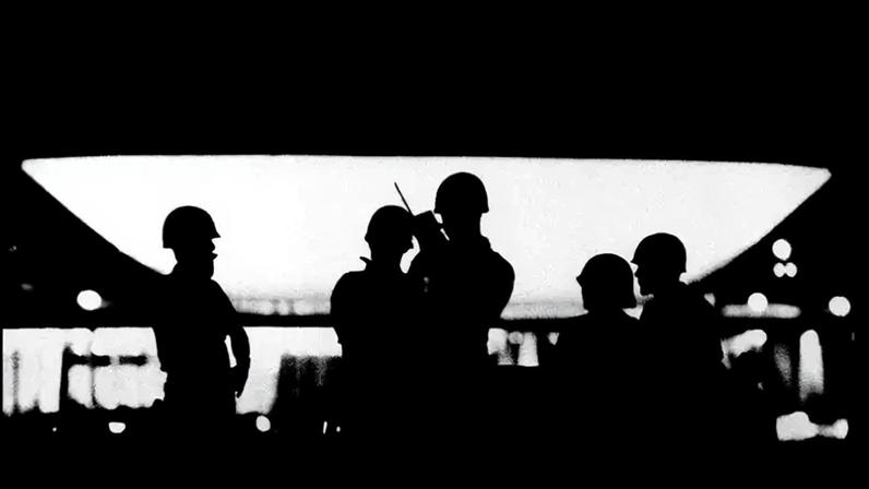 Militares em frente ao Congresso Nacional durante a Ditadura Militar