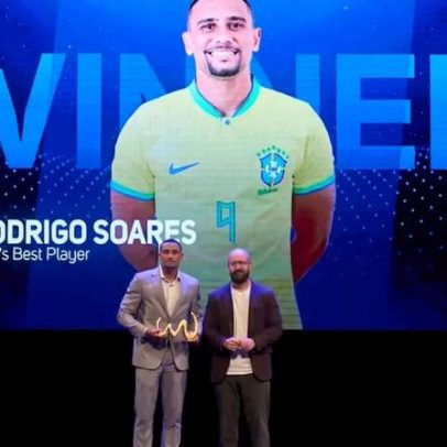 Craque do Flamengo é eleito o melhor do mundo no futebol de areia