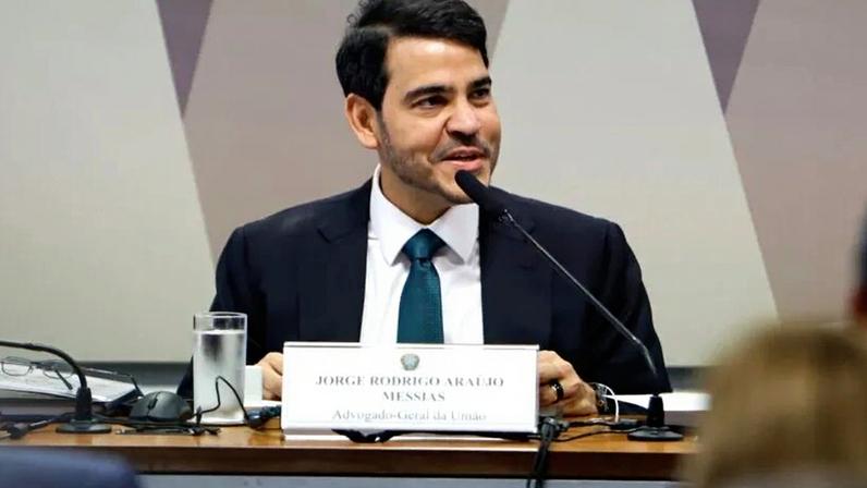 Jorge Messias (foto) foi indicado por Lula para ocupar a vacância de Barroso no STF, mas terminou rejeitado pelo Senado