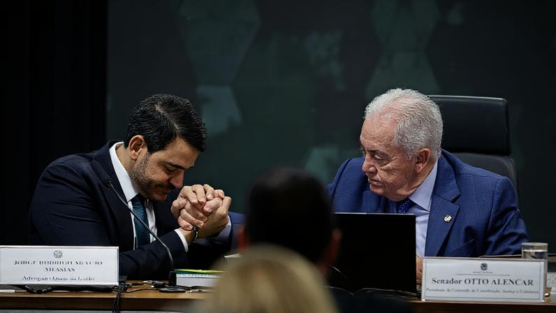 Jorge Messias durante sabatina na CCJ do Senado, ao lado de Otto Alencar, presidente da comissão