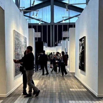 Melhores stands do Frieze New York, com fotos novas de Cindy Sherman e UFOs
