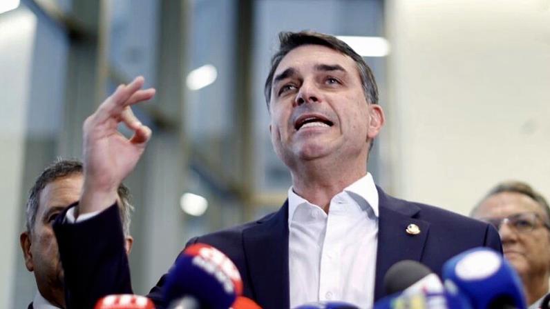 Declaração de Flávio Bolsonaro (foto) foi dada em reunião com congressistas do PL, convocada depois da repercussão de seu vínculo com Daniel Vorcaro