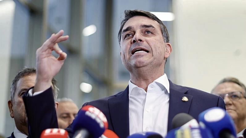 Flávio Bolsonaro (foto) cobrou Daniel Vorcaro por atrasos nas parcelas do filme sobre o pai