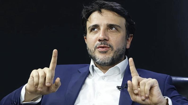 Renan Santos, fundador do MBL (Movimento Brasil Livre) e pré-candidato à Presidência da República, durante entrevista ao vivo no Poder Entrevista no estúdio do jornal digital Poder360, em Brasília.