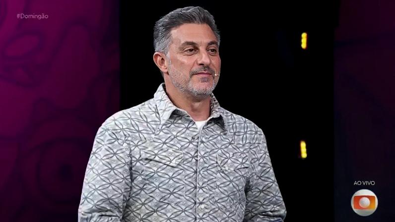 Luciano Huck durante o Domingão: apresentador recebeu finalistas do BBB 26 (Reprodução/TV Globo)