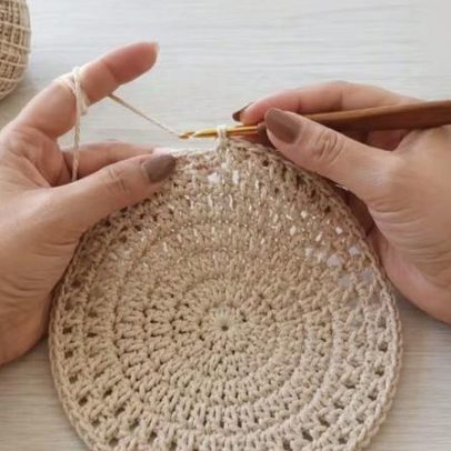 Sousplat de crochê: toque artesanal que embeleza a mesa posta
