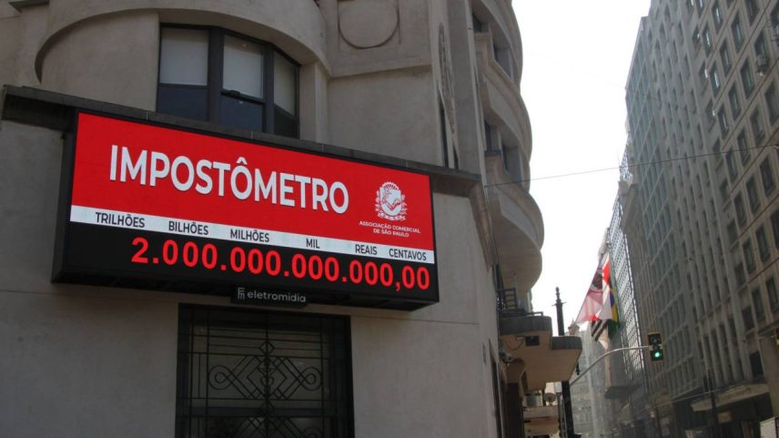 O Impostômetro, painel instalado na sede da Associação Comercial de São Paulo, no centro histórico da capital paulista, atingiu a marca de 2 trilhões de reais em impostos em 2024 (ACSP/Divulgação)