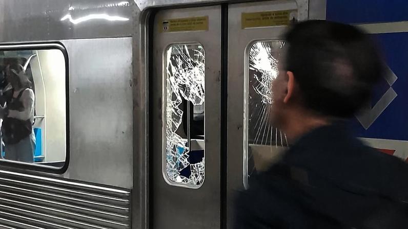 Homem é detido após desferir golpes em vagão do Metrô