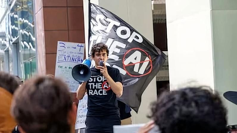 El joven activista Michael Trazzi, de la organización Stop the AI Race, en una protesta en Londres.