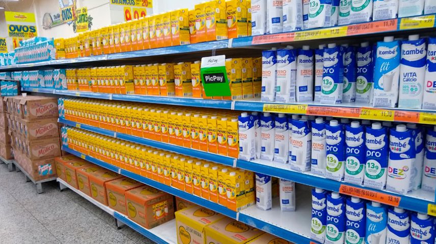 Com alta de 13,66%, leite longa vida foi o alimento que mais impactou a inflação de abril - Foto: Foto: Helena Pontes/Agência IBGE Notícias