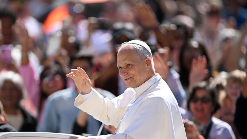 Papa Leão XIV acena para a multidão ao chegar no papamóvel durante a audiência geral semanal na Praça de São Pedro, no Vaticano, em 20 de maio de 2026.